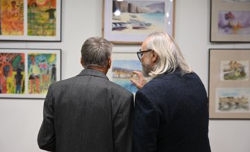 Osoby podziwiające wystawę